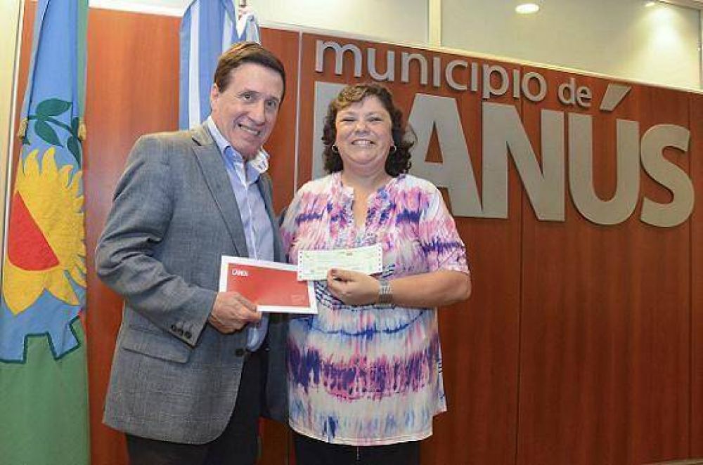 EL INTENDENTE DAR�O D�AZ P�REZ HIZO ENTREGA DE UN SUBSIDIO A LA ESCUELA N� 5 MARCELINO BORDOY