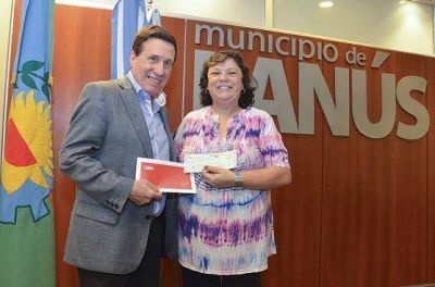 EL INTENDENTE DAR�O D�AZ P�REZ HIZO ENTREGA DE UN SUBSIDIO A LA ESCUELA N� 5 MARCELINO BORDOY