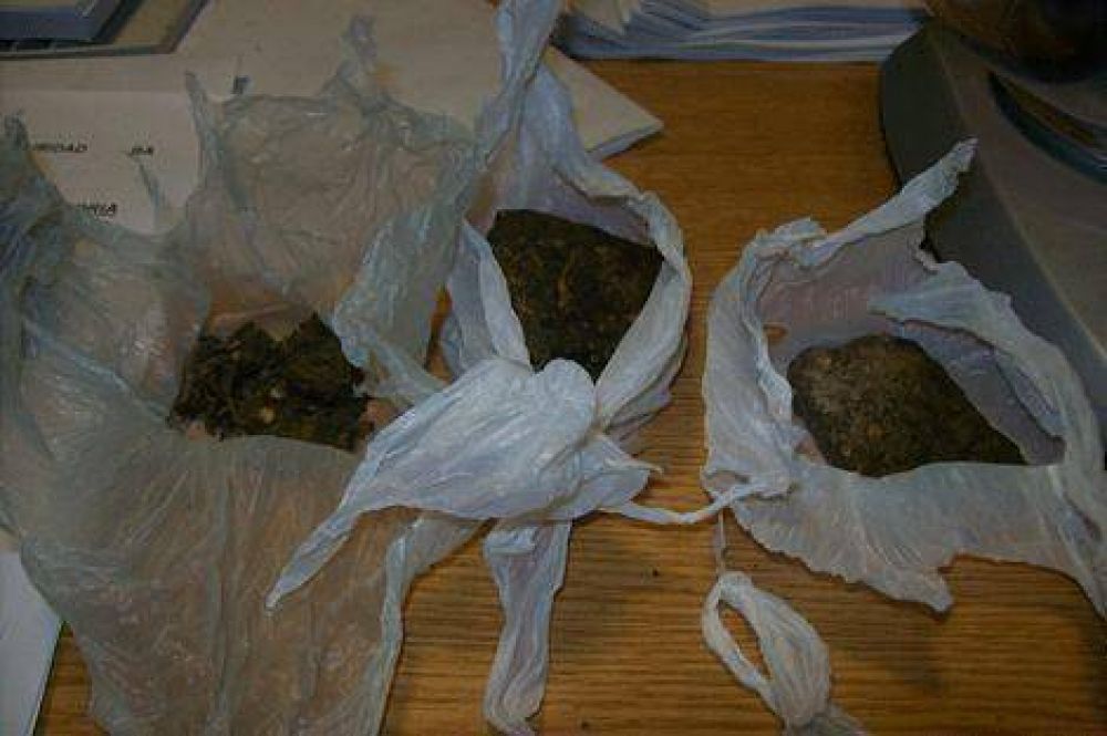 Lo detienen con autopartes de una moto robada y tres bolsas con marihuana 