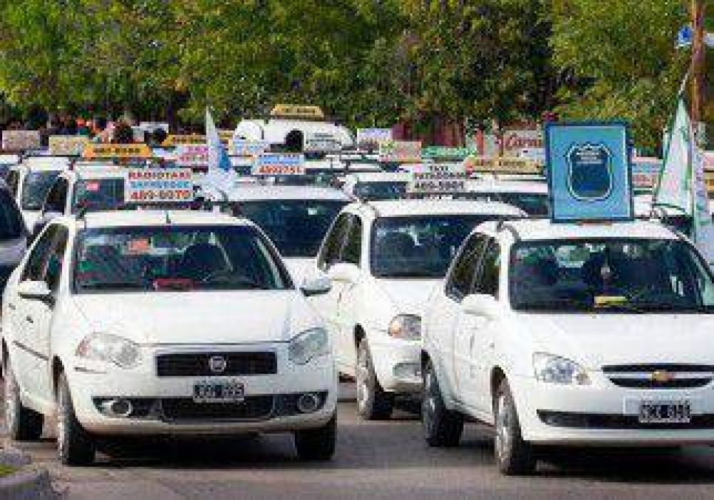 Subir la tarifa de taxi en Centenario 
