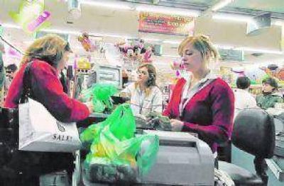 Prorrogan el plazo para que los supermercados entreguen bolsas de papel