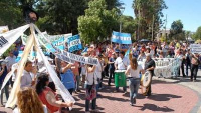 La marcha de ADUCA incluy� tambi�n un reclamo por la OSEP