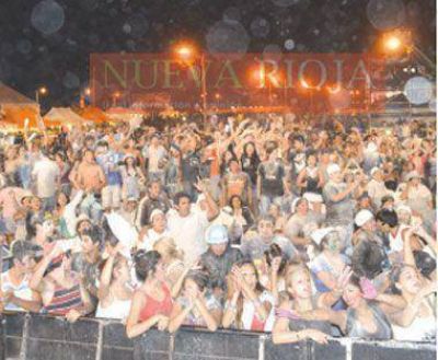 La gente chay� bajo un cielo estrellado en el Aut�dromo