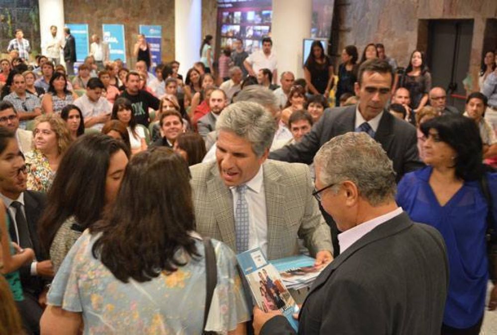 El Gobierno entreg� 57 escrituras y readjudic� 24 viviendas