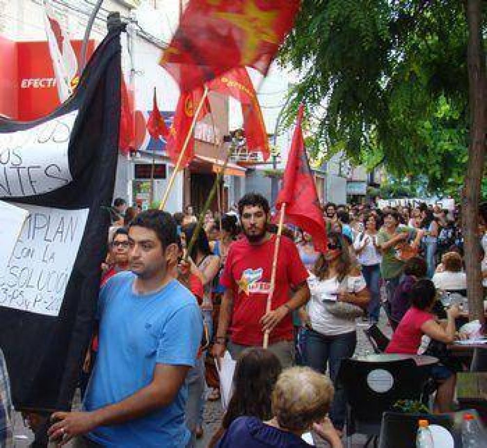Docentes, jubilados, trabajadores y cadetes de polic�a marcharon contra el 30% en 3 cuotas	