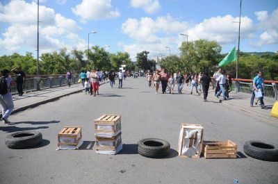 Piquetes de estatales paralizaron la provincia