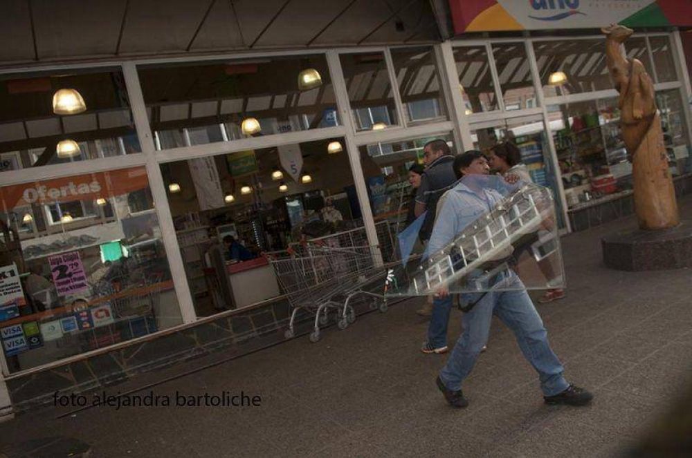 J�venes rompieron vidrio de s�per para robar