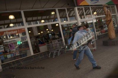 J�venes rompieron vidrio de s�per para robar