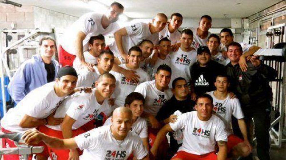 Diego Maradona no jugar� en Deportivo Riestra