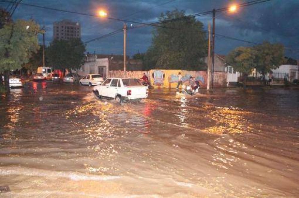 Decenas de evacuados, edificios y viviendas anegadas tras el temporal en La Pampa