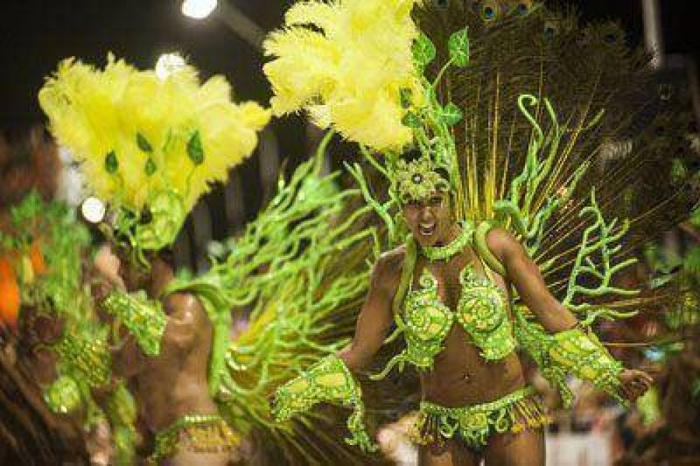 Con un buen movimiento turstico, la ciudad espera otra noche de Carnaval