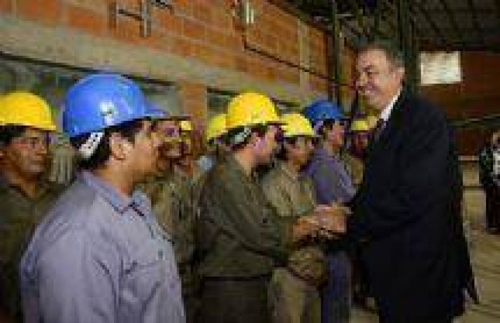 Rodolfo Urtubey estuvo con los directivos y obreros de la nueva planta de Cer�mica del Norte