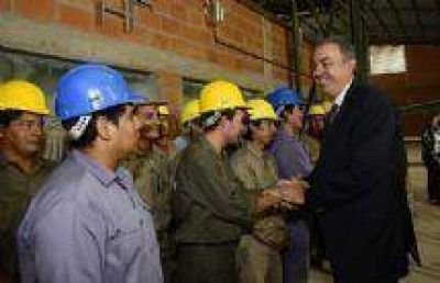 Rodolfo Urtubey estuvo con los directivos y obreros de la nueva planta de Cer�mica del Norte