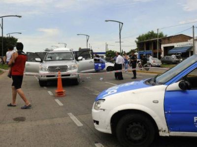 Balearon a un hombre en zona oeste y le sacaron un bolso con dinero en una salidera