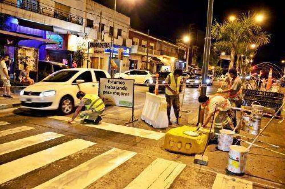 Contin�an sin pausa los trabajos de pintura vial en San Fernando  