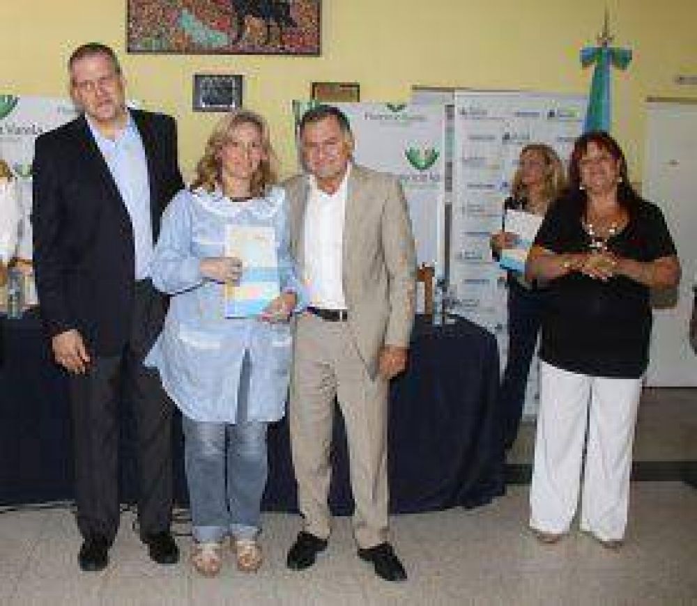 Entregaron subsidios y anunciaron obras para el sistema educativo