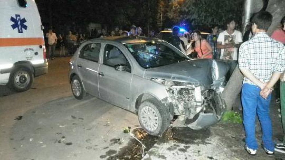 Cuatro chicas accidentadas tras estrellarse contra un �rbol