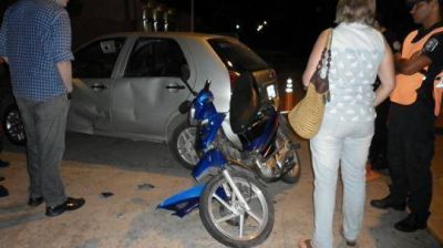 Choque entre un auto y una moto en Catamarca y Lavalle