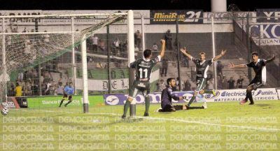 Sarmiento prolong� su buen momento y sobre el final consigui� quebrar a Almirante Brown