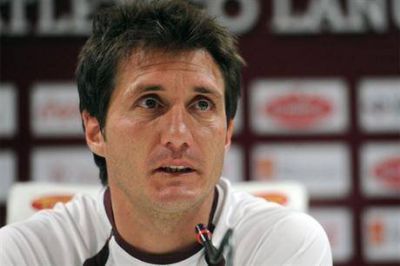 Lan�s quiere recuperarse ante un V�lez que sue�a llegar a la cima