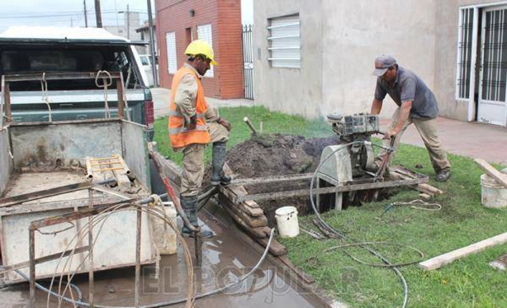Reparaciones de una conexi�n de agua en el barrio 10 de Junio