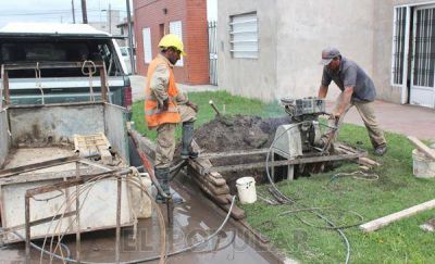 Reparaciones de una conexi�n de agua en el barrio 10 de Junio