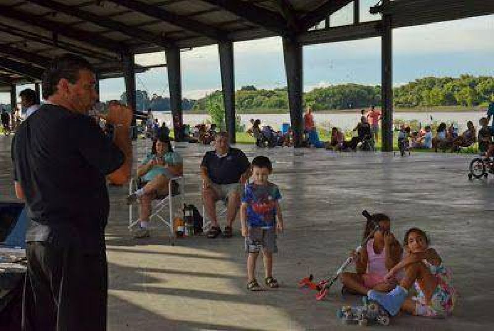 Nueva jornada de �Domingo de Folklore y M�sica Popular� en el Parque N�utico de San Fernando