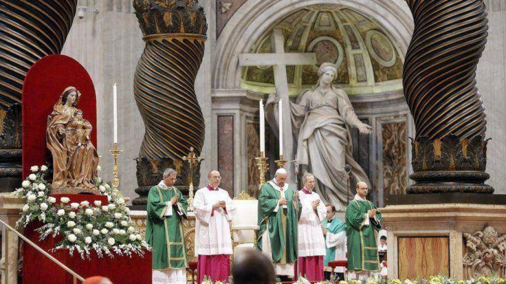 El papa Francisco pidi� a los nuevos cardenales "permanecer unidos" y evitar las intrigas