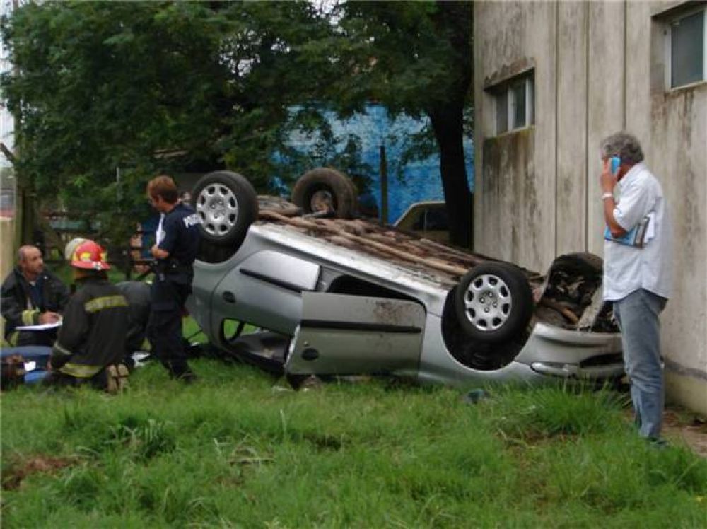 Volc� espectacularmente un auto ayer a la ma�ana