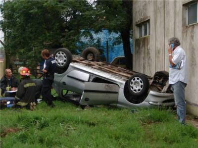Volc� espectacularmente un auto ayer a la ma�ana