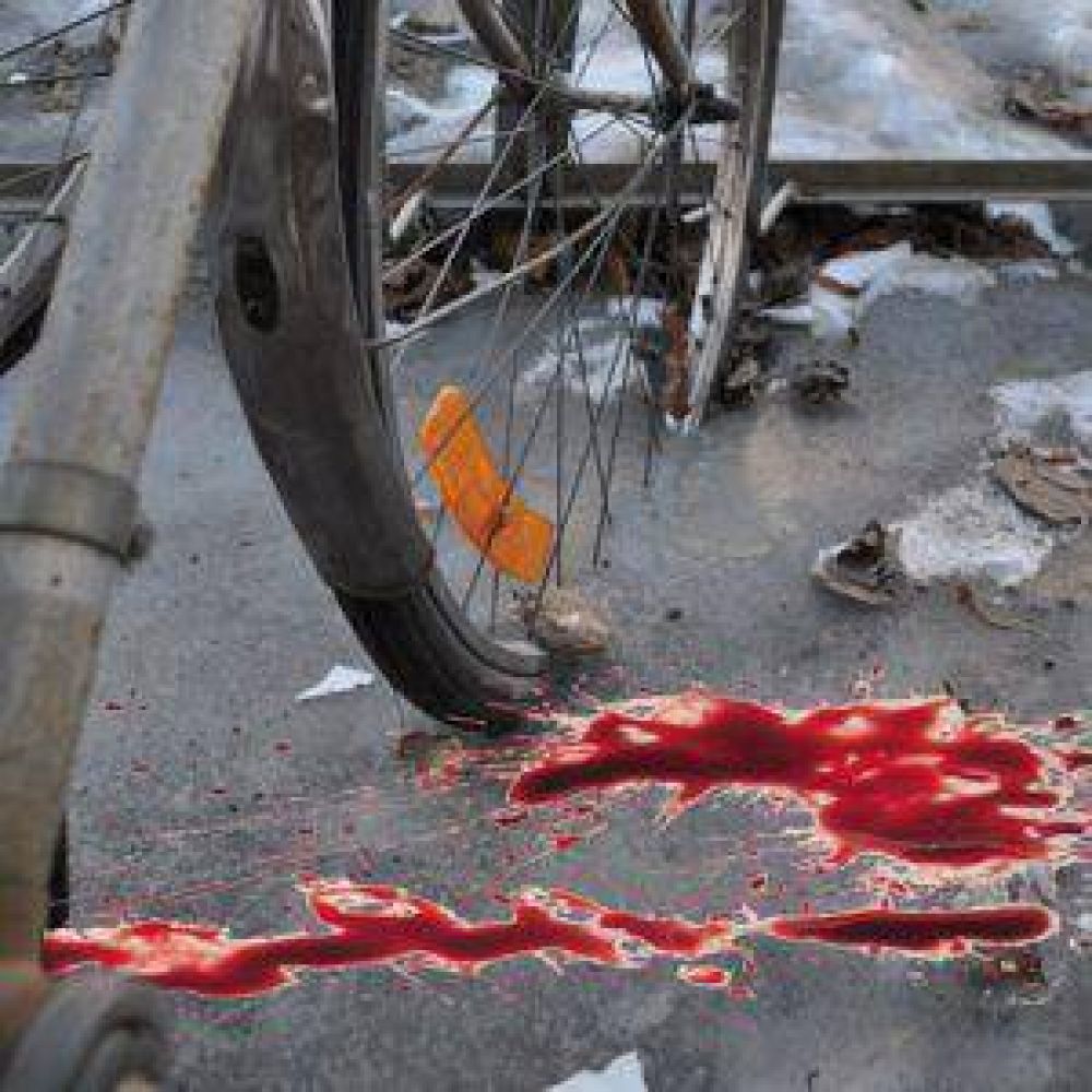 Lo balean en el pecho por una bicicleta