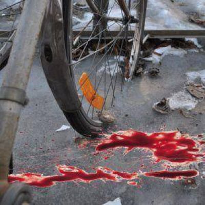Lo balean en el pecho por una bicicleta