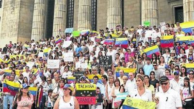 Caracas da marcha atr�s y autoriza el regreso de la CNN