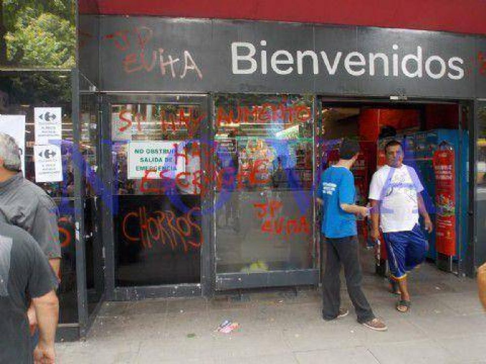 Escrache del Movimiento Evita al Carrefour de La Plata con el lema: "No permitas que te roben"