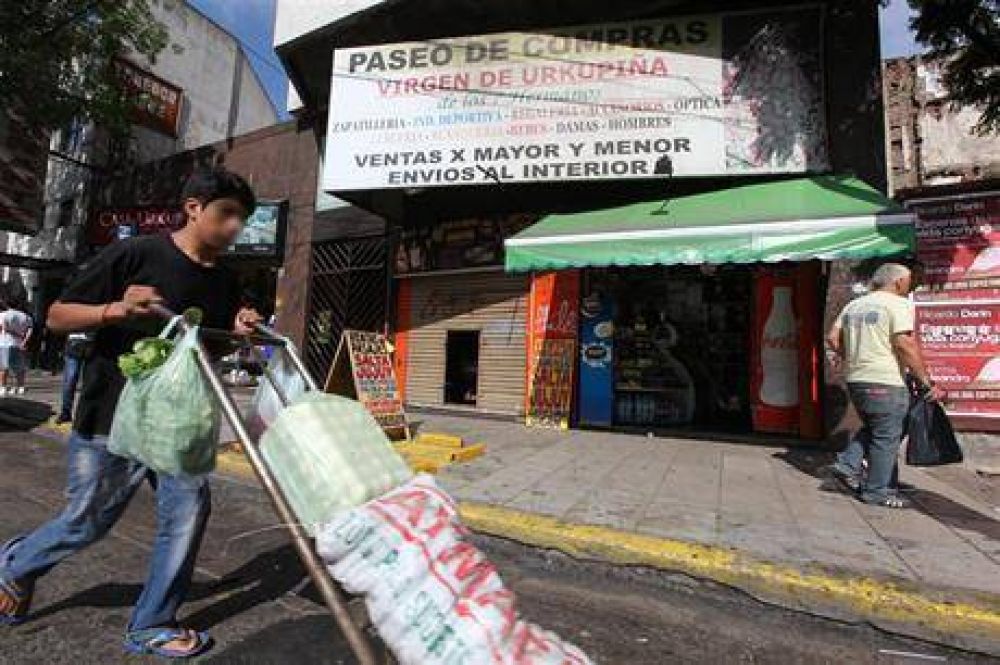 La ruta de los manteros: entre los contenedores chinos y La Salada