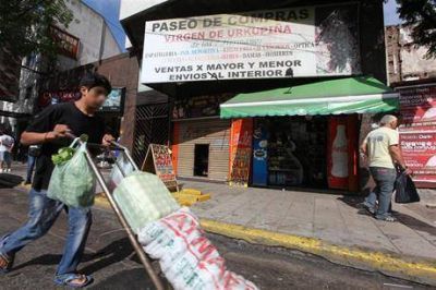 La ruta de los manteros: entre los contenedores chinos y La Salada