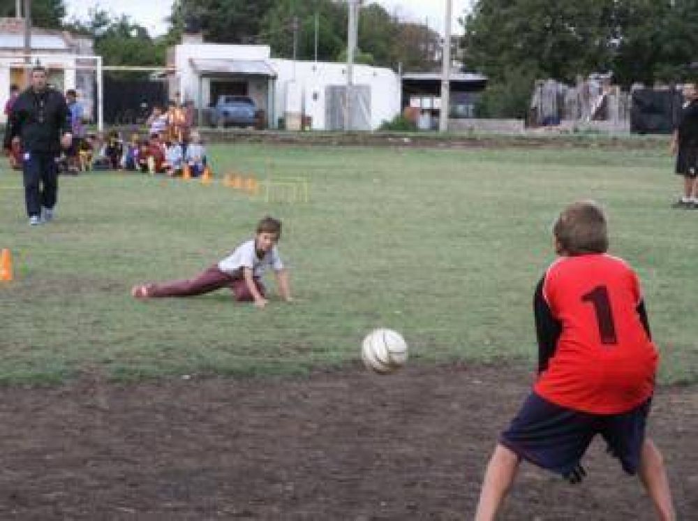 Nueva escuelita de f�tbol barrial creada por el Frente Renovador
