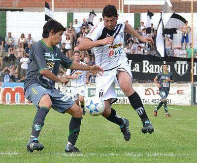En un partido a puro gol, Liniers consigui� la clasificaci�n