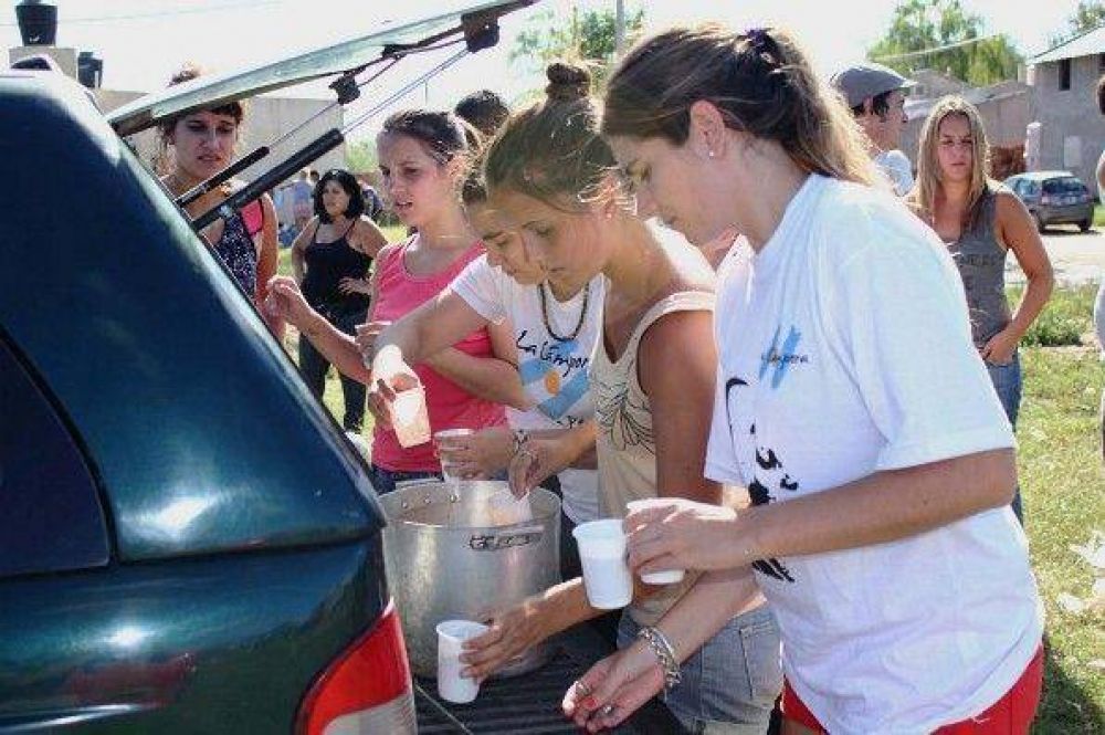 La C�mpora entreg� ropa y agua a afectados por el temporal