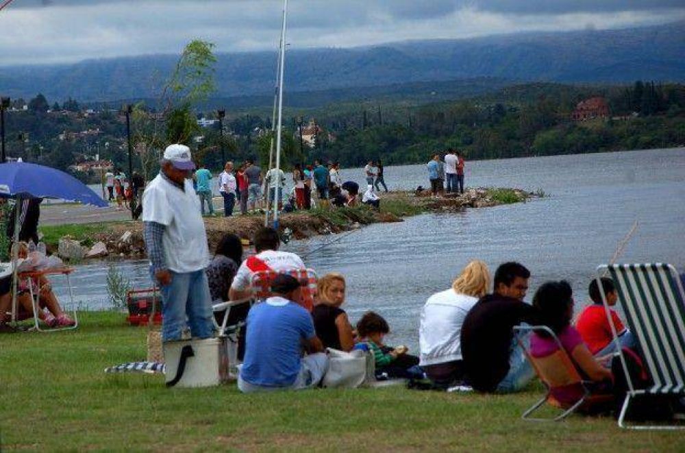 El lago San Roque despide la temporada colmado de agua
