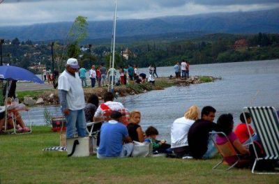 El lago San Roque despide la temporada colmado de agua