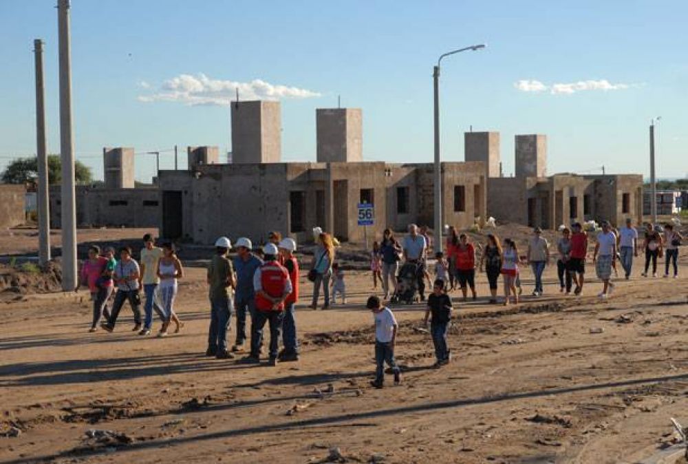 Unas 650 familias recorrieron sus futuras casas al sur de la ciudad