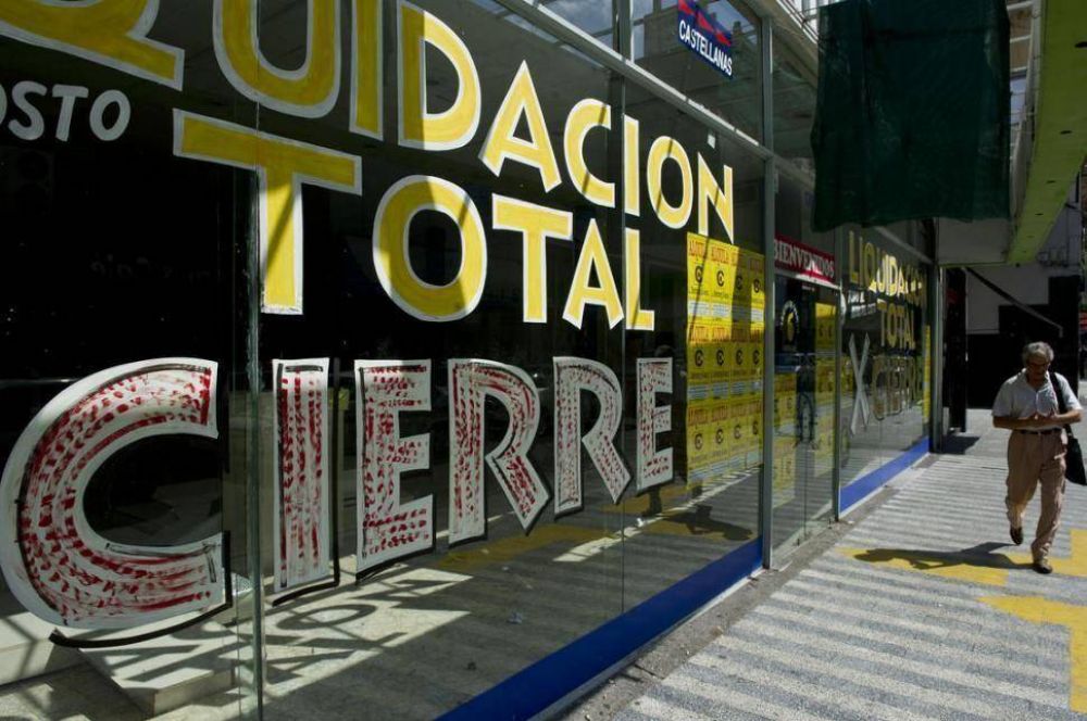 Bajan las ventas y el comercio ajusta los costos