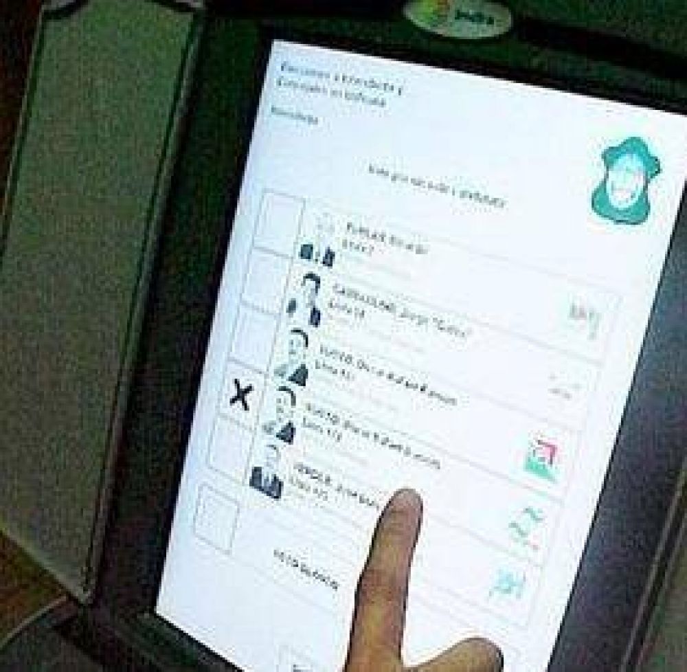 HABILITAN 11 MESAS EN ALMIRANTE BROWN CON VOTO ELECTR�NICO PARA EXTRANJEROS 