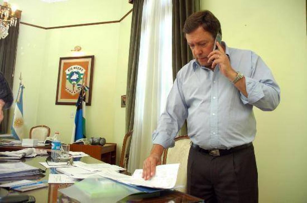 Weretilneck anunci� pago a cuenta de $700 para los estatales