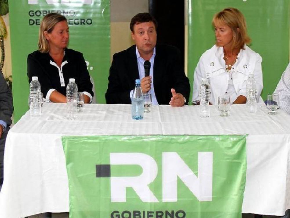 El Gobernador entreg� cedulas de habilitaci�n para empresas de servicios tur�sticos en el Corredor de los Lagos