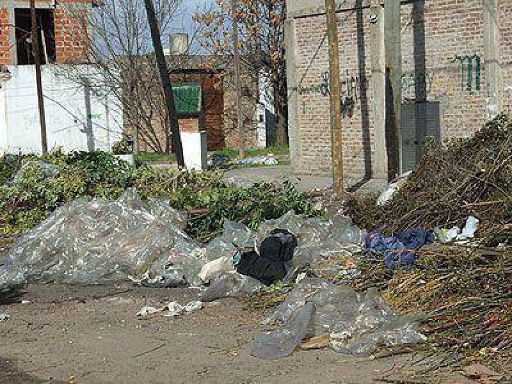  BANFIELD | RECLAMAN LIMPIEZA    Reclaman limpieza y mantenimiento en el cruce de Lan�s y Saltamachia