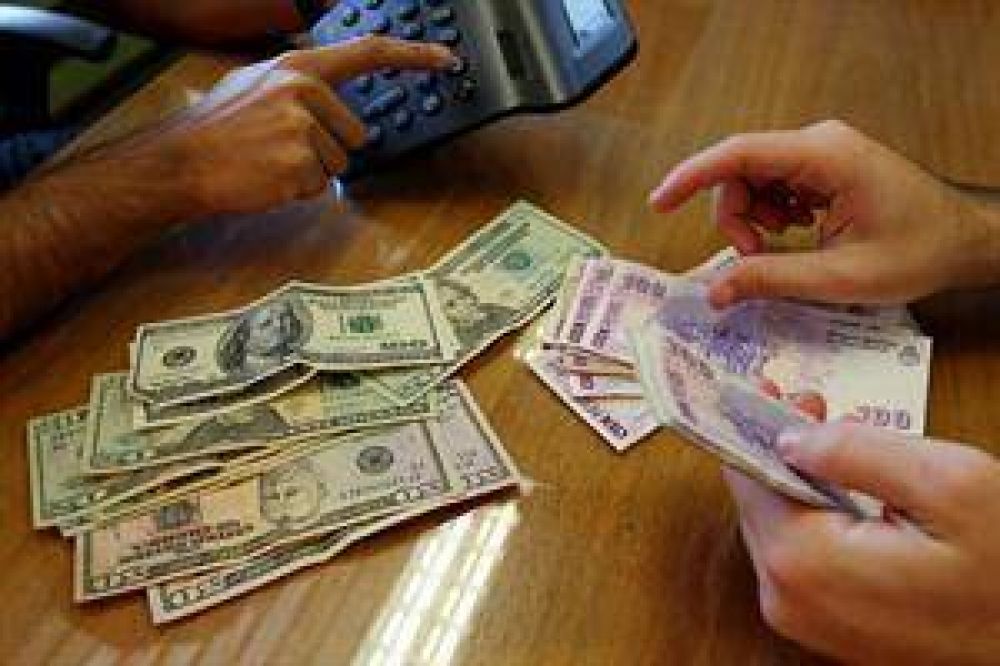 El d�lar oficial baja a $ 7,84 y el blue a $ 11,75