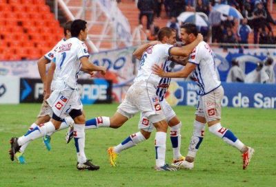 Castellani se visti� de goleador y le dio el triunfo al Expreso