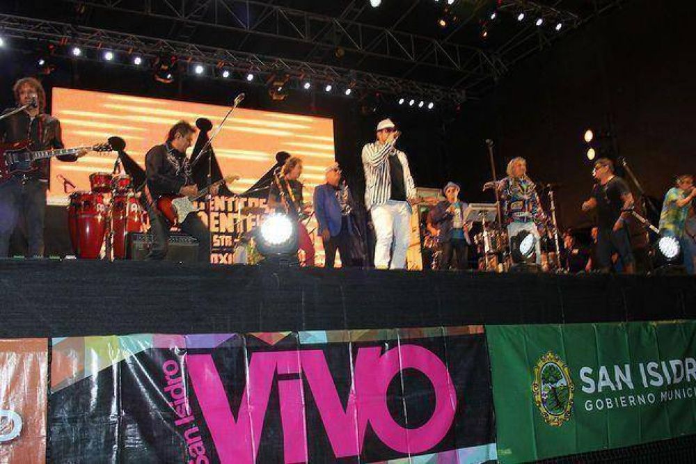 Multitudinario recital de Los Aut�nticos Decadentes en San Isidro